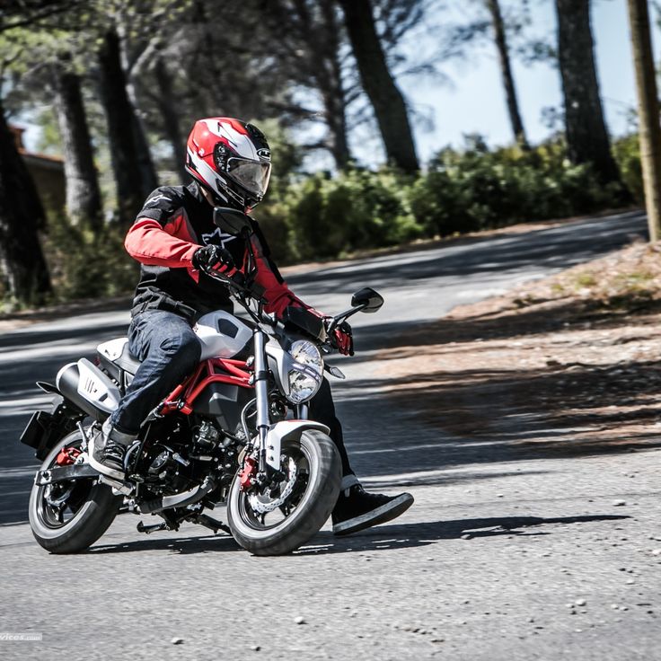 Personalización y cuidado de monos de moto